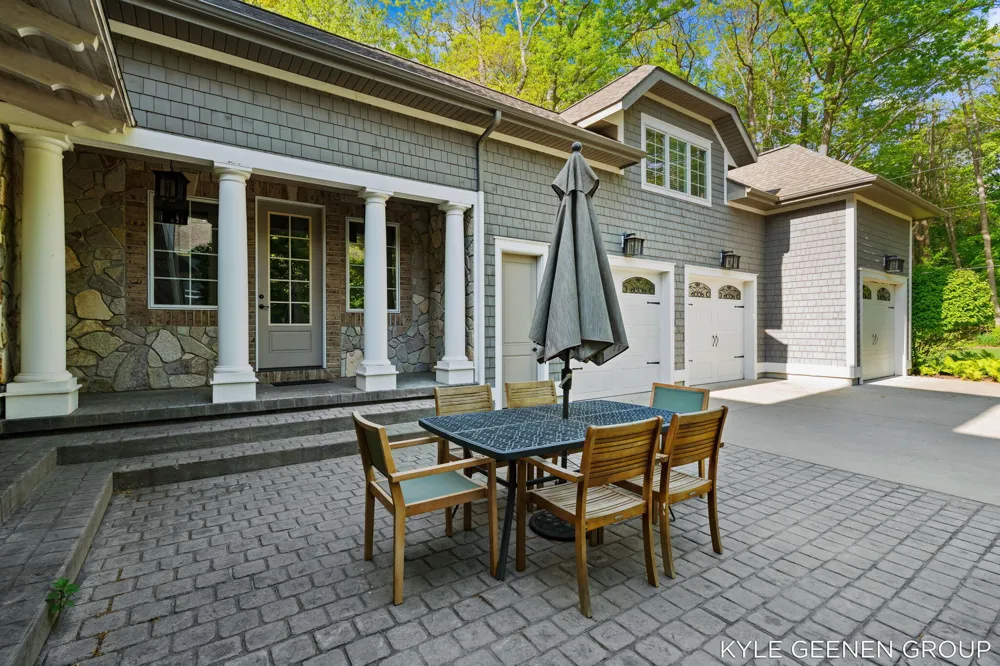 2817 Lakeshore Drive Fennville, MI 49408