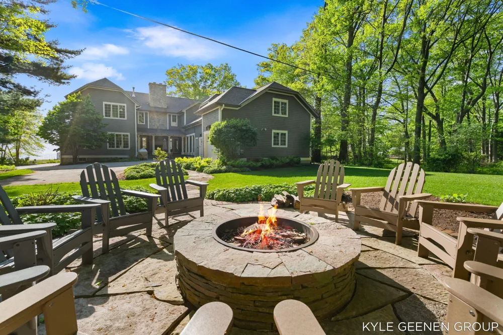 2817 Lakeshore Drive Fennville, MI 49408