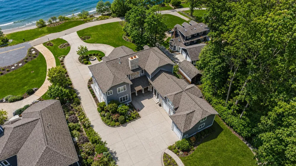 2817 Lakeshore Drive Fennville, MI 49408
