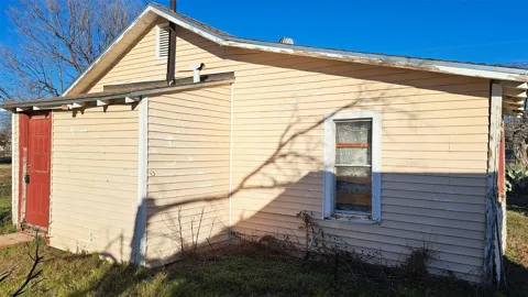 804 S Neches Street