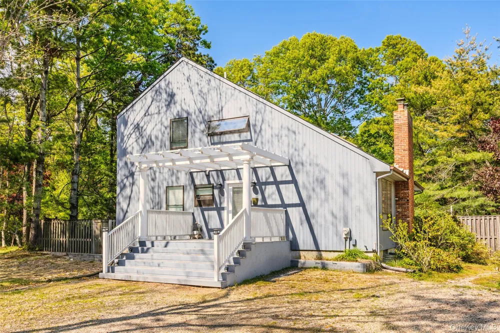 37 Blue Jay Way East Hampton, NY 11937