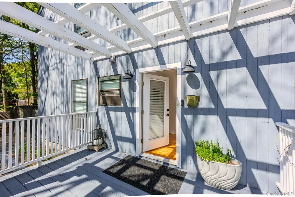 37 Blue Jay Way East Hampton, NY 11937
