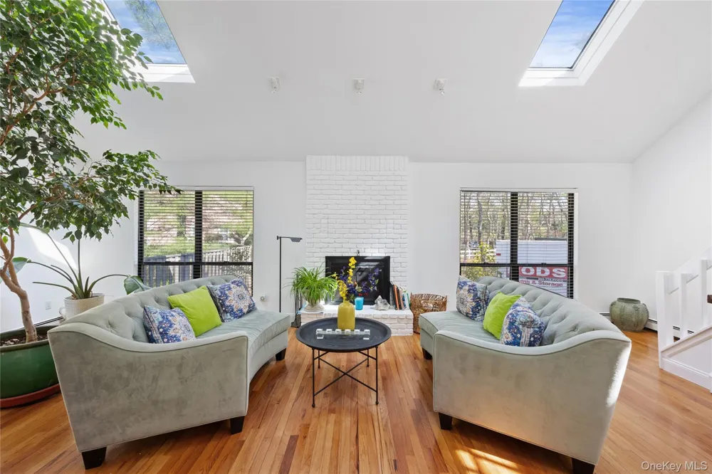 37 Blue Jay Way East Hampton, NY 11937