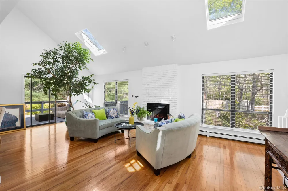 37 Blue Jay Way East Hampton, NY 11937