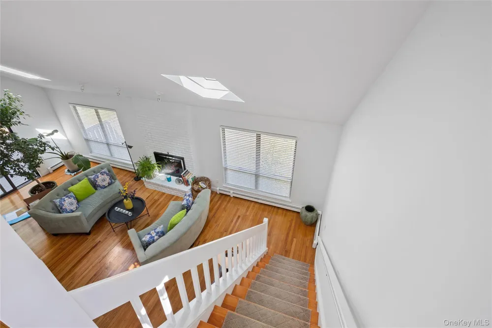 37 Blue Jay Way East Hampton, NY 11937