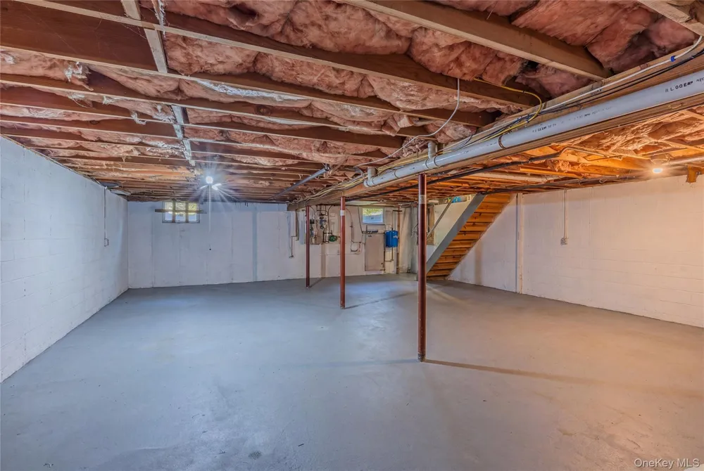 37 Blue Jay Way East Hampton, NY 11937