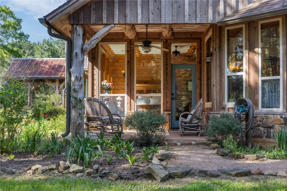 3702 County Road 151 Bedias, TX 77831
