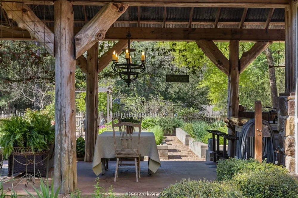 3702 County Road 151 Bedias, TX 77831
