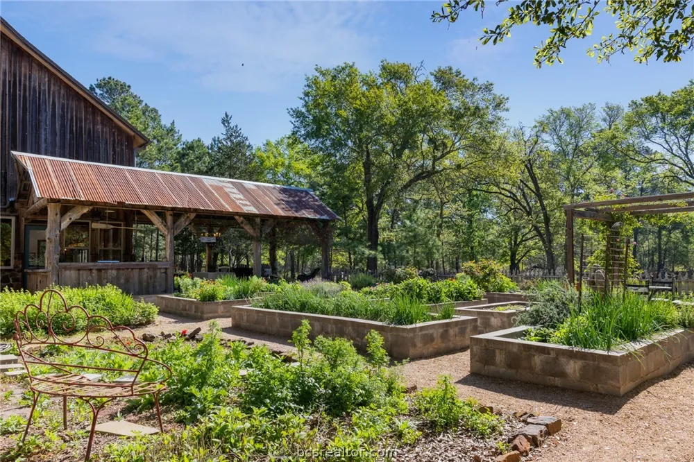 3702 County Road 151 Bedias, TX 77831