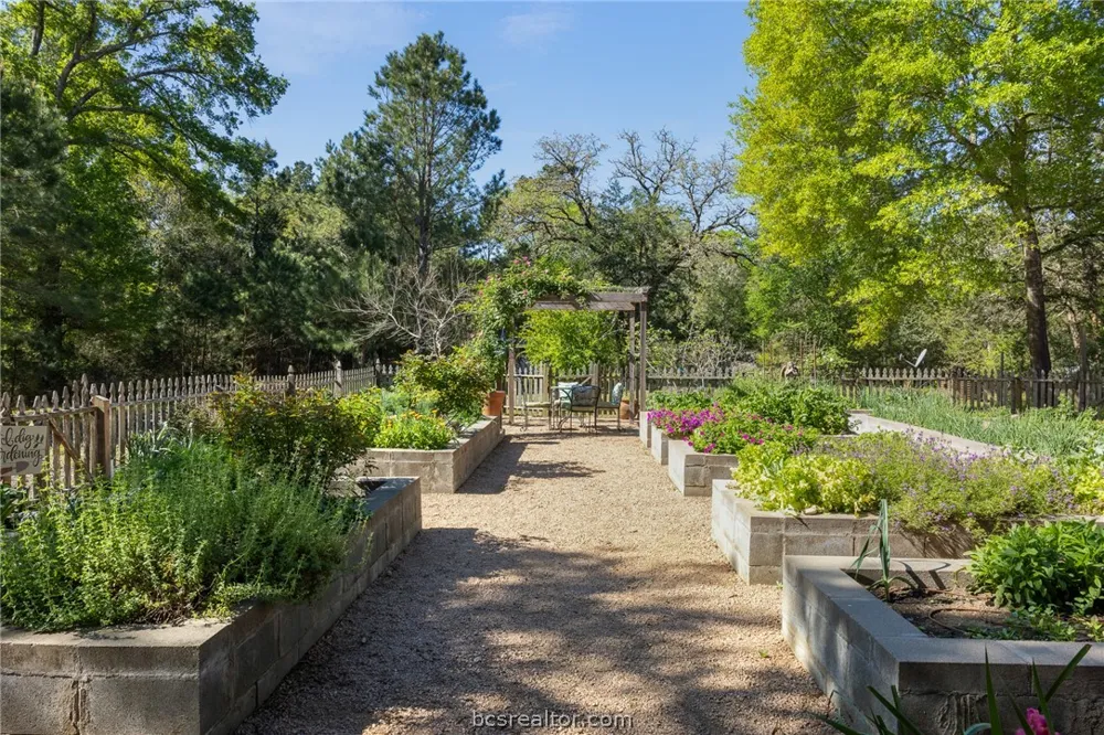 3702 County Road 151 Bedias, TX 77831