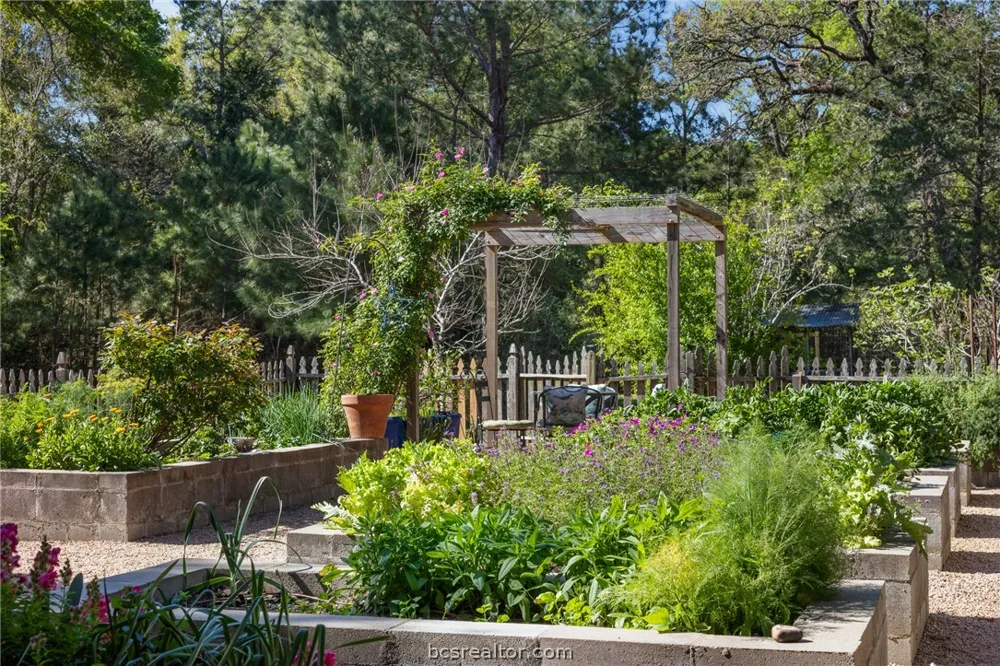 3702 County Road 151 Bedias, TX 77831