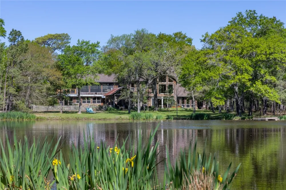 3702 County Road 151 Bedias, TX 77831