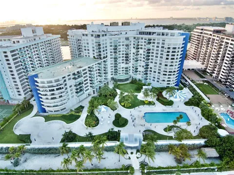 5151 Collins Ave #428