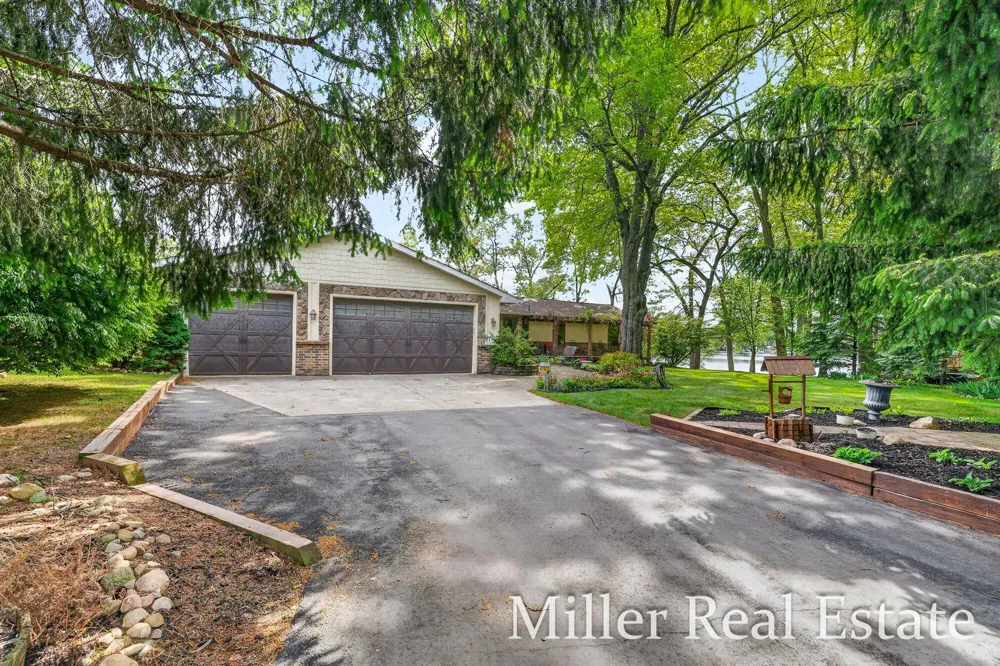 1589 Pleasant View Drive Hastings, MI 49058