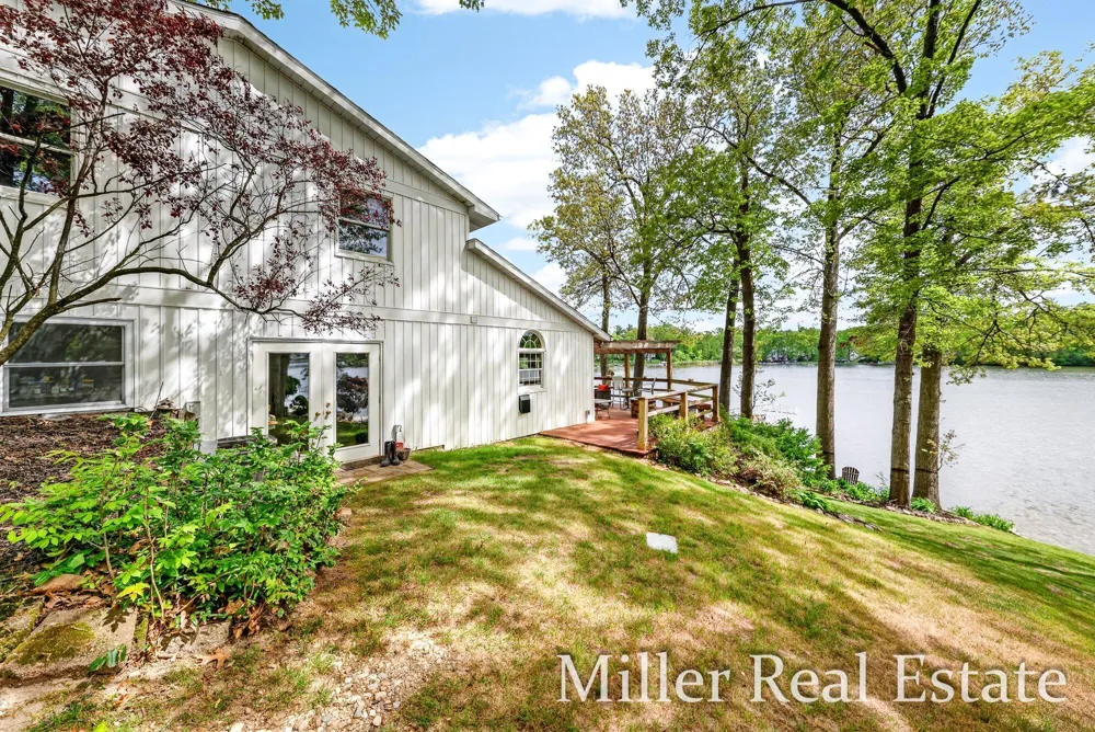 1589 Pleasant View Drive Hastings, MI 49058