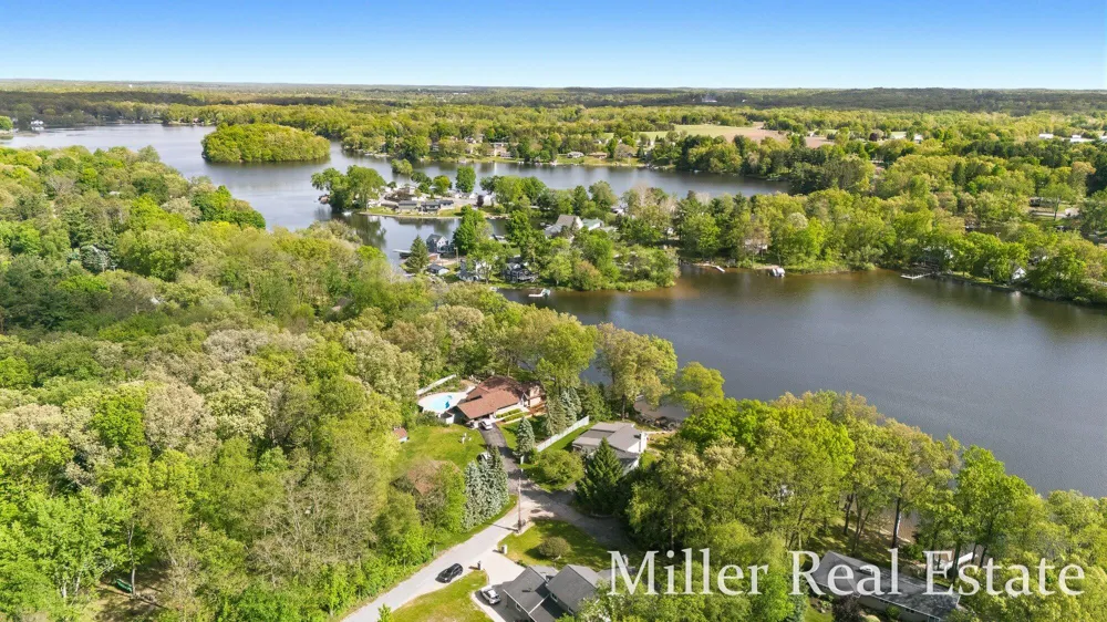 1589 Pleasant View Drive Hastings, MI 49058