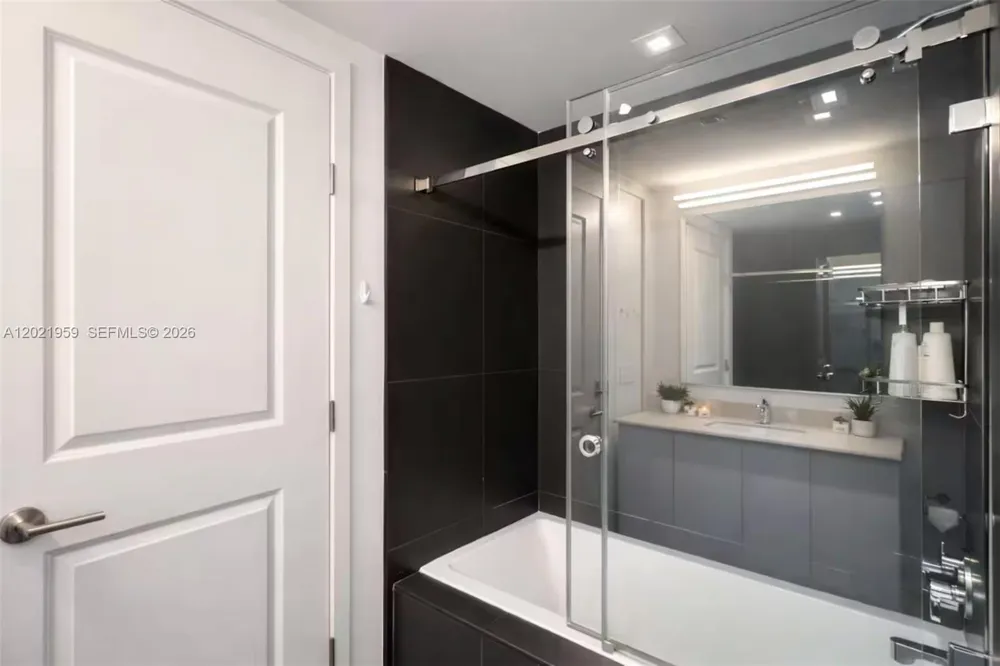1600 NE 1st Ave #1605 Miami, FL 33132