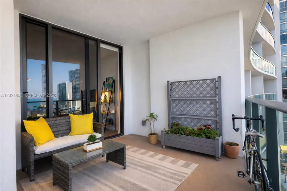 1600 NE 1st Ave #1605 Miami, FL 33132