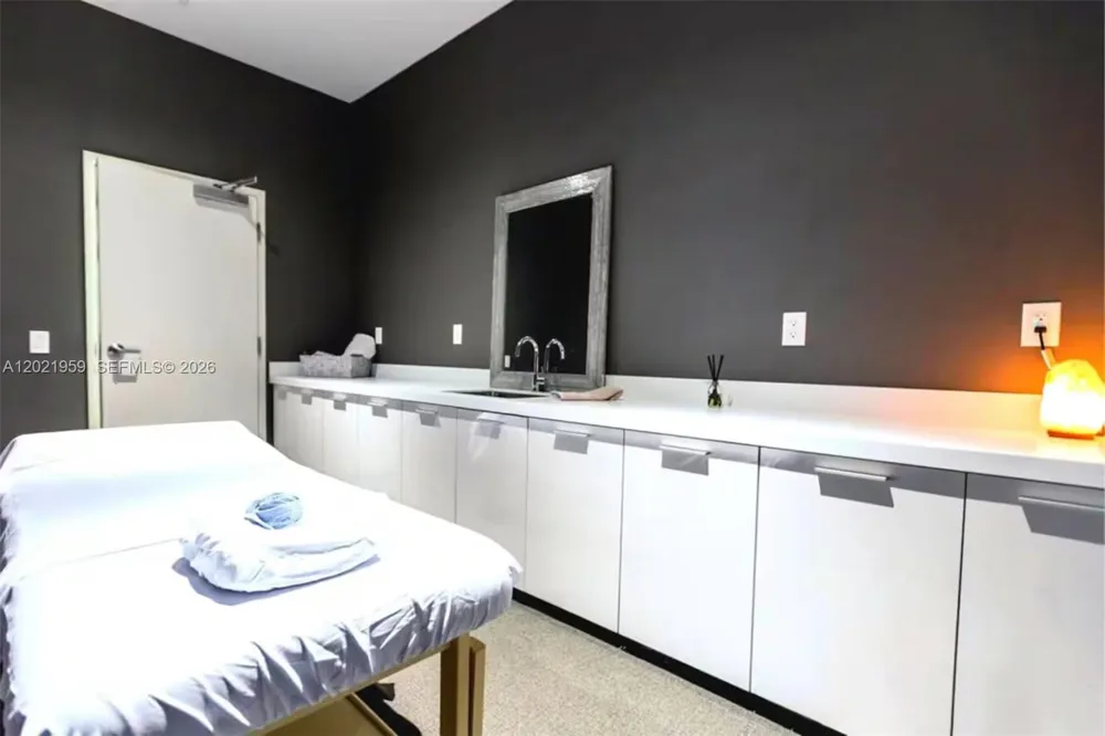 1600 NE 1st Ave #1605 Miami, FL 33132