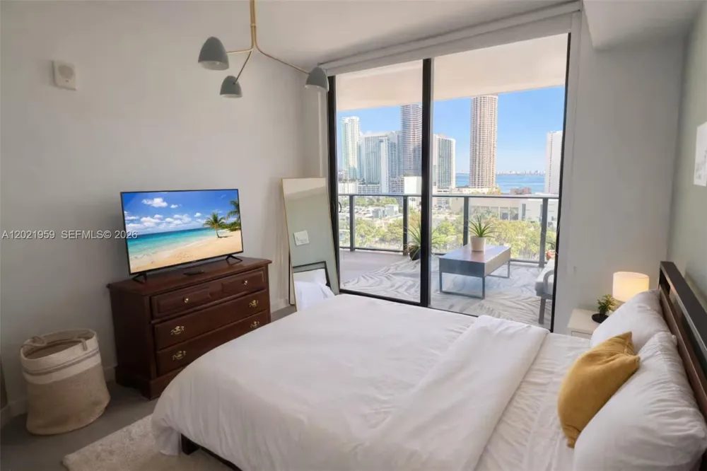 1600 NE 1st Ave #1605 Miami, FL 33132