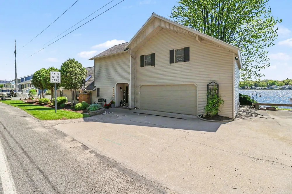 5267 W Monroe Road Pentwater, MI 49449