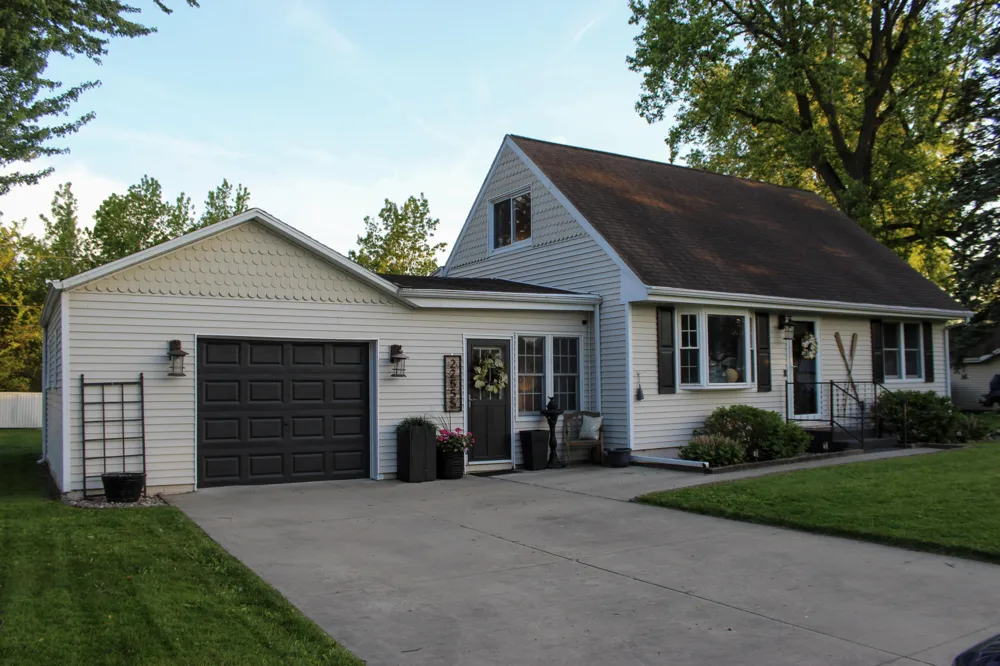 22555 Diamond Cove Street Cassopolis, MI 49031