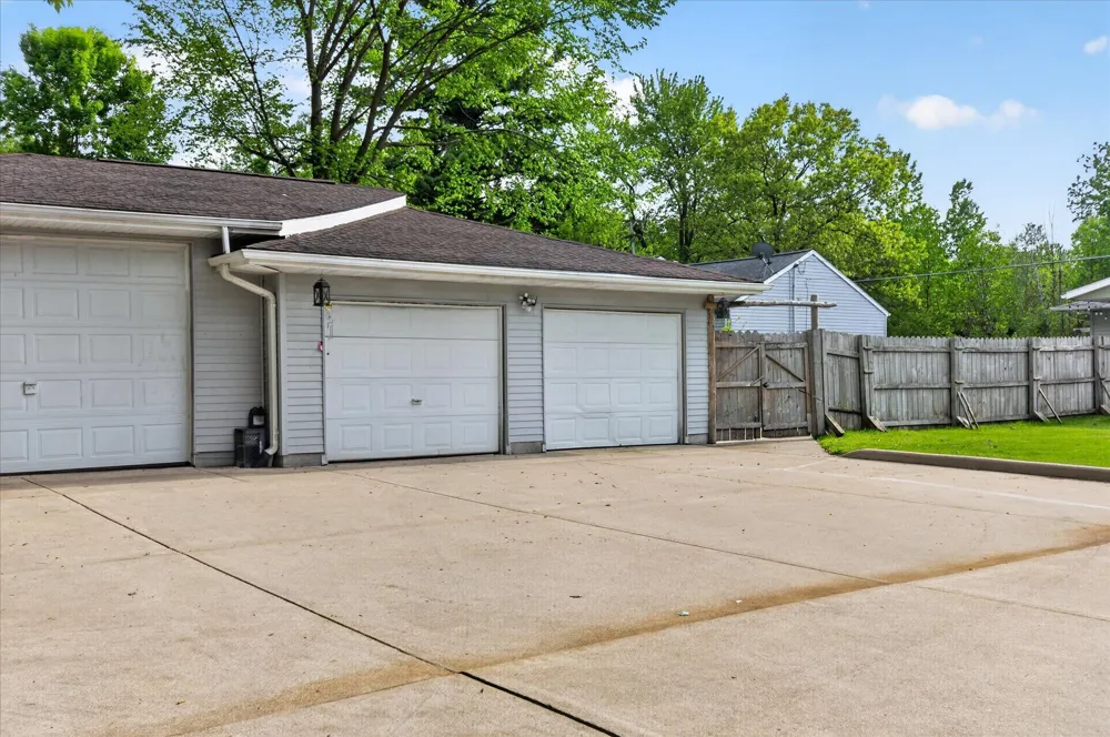 9489 Hyde Road Clarklake, MI 49234