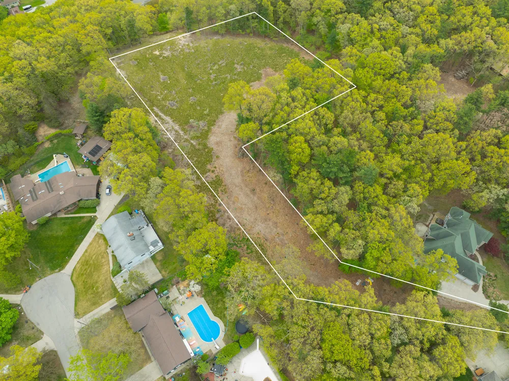2088 Geneva Lane Muskegon, MI 49441