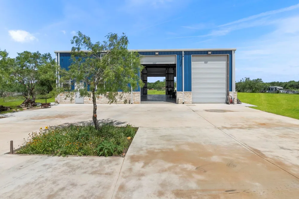 225 Buttercup Lane Floresville, TX 78114