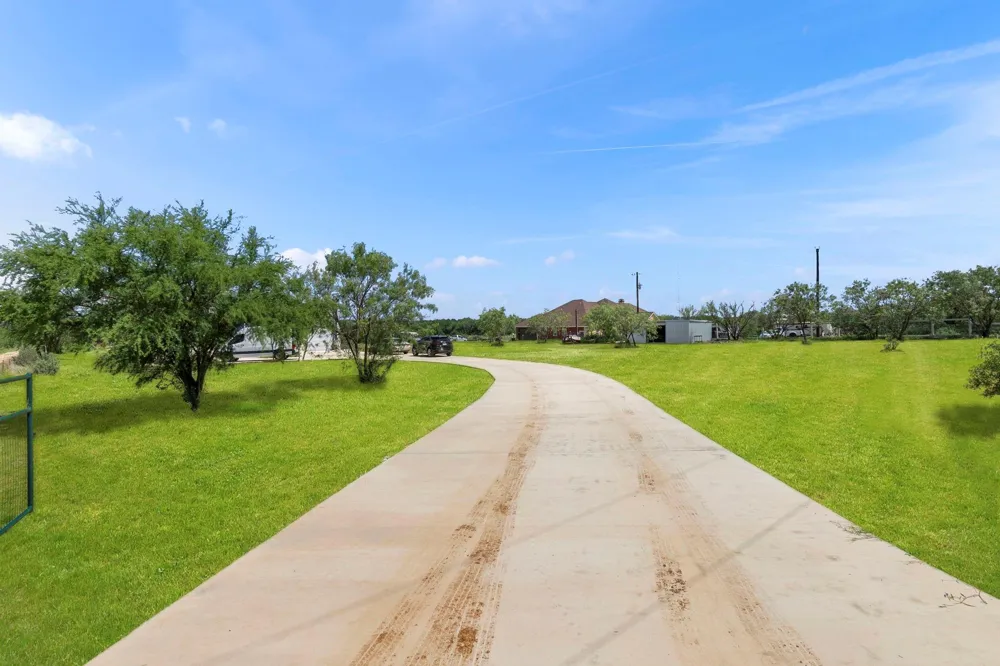 225 Buttercup Lane Floresville, TX 78114