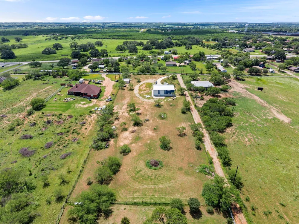 225 Buttercup Lane Floresville, TX 78114