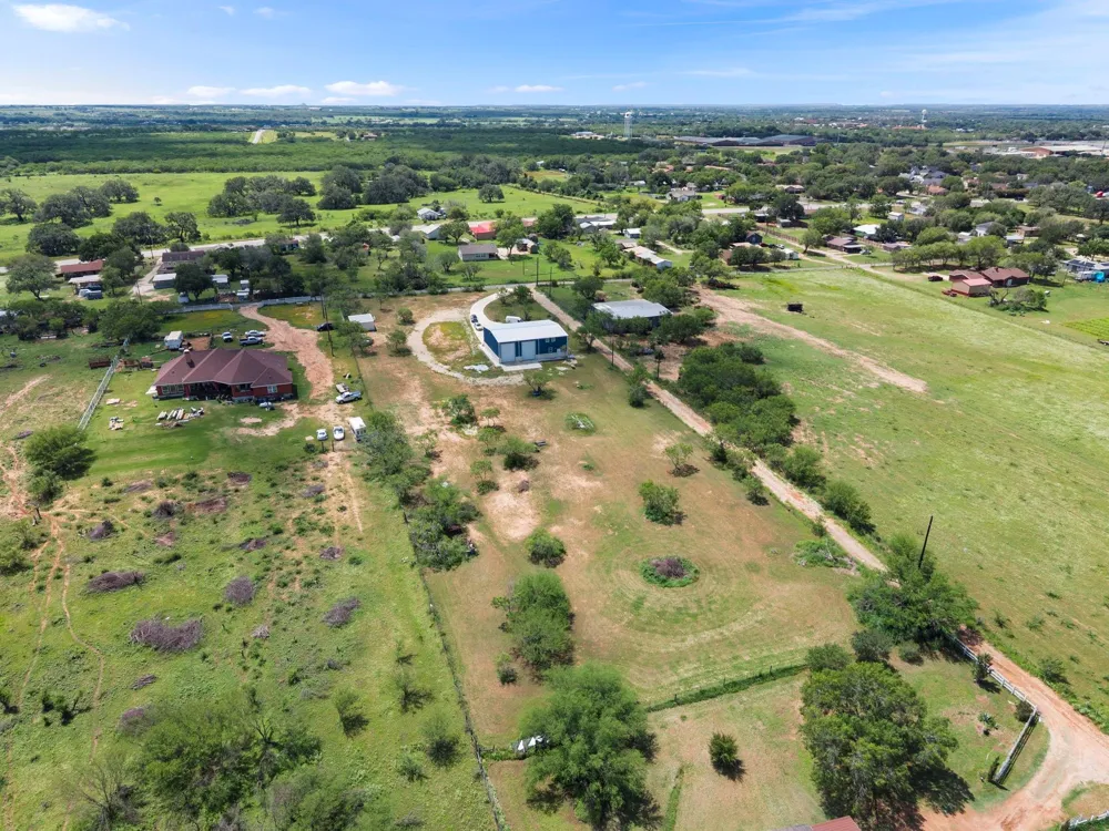 225 Buttercup Lane Floresville, TX 78114