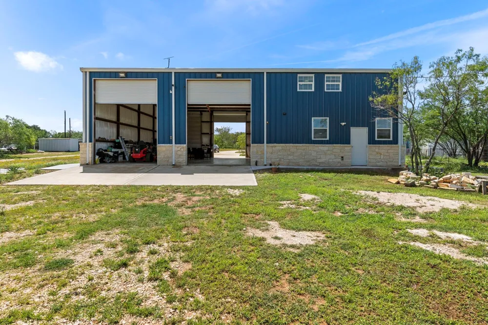 225 Buttercup Lane Floresville, TX 78114
