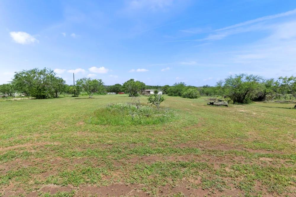225 Buttercup Lane Floresville, TX 78114