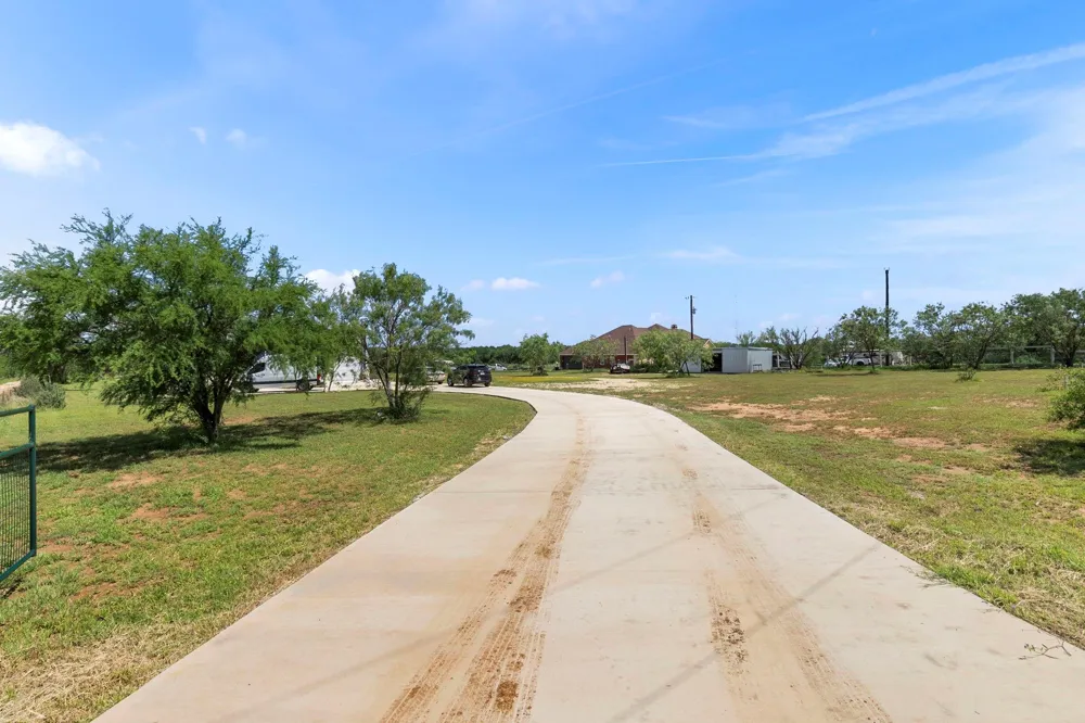 225 Buttercup Lane Floresville, TX 78114