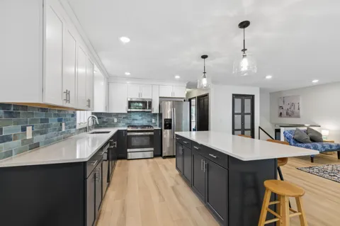 1195 Lakeshore Drive