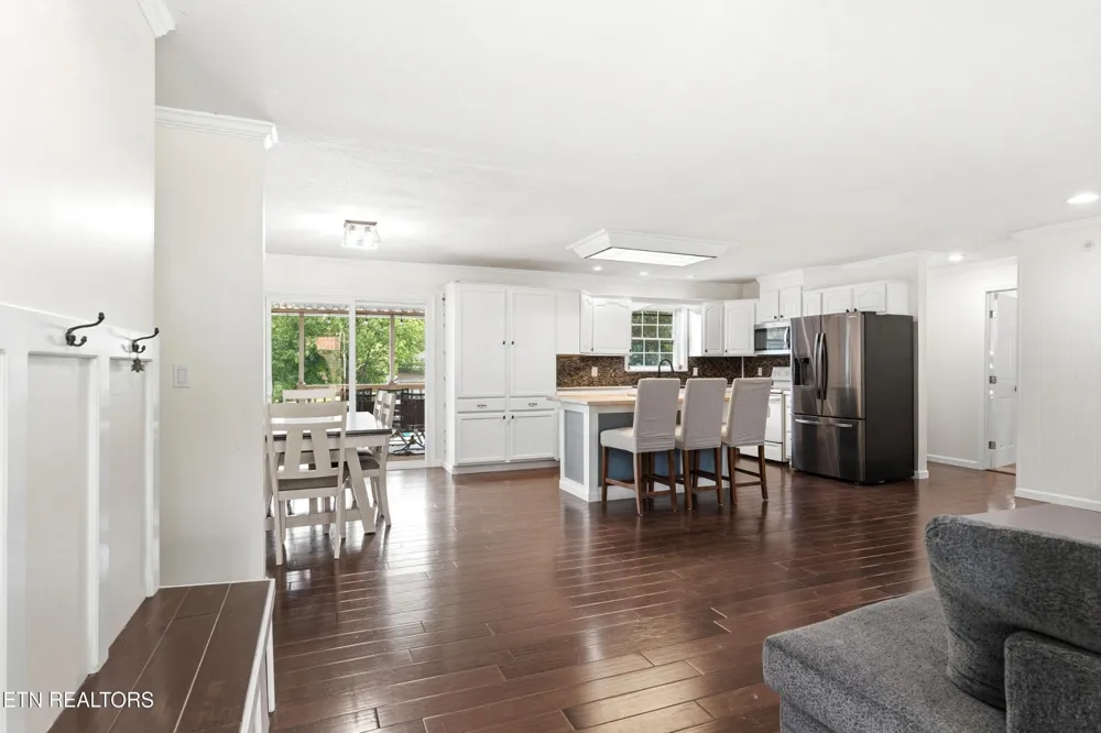 300 Lindner Lane Lenoir City, TN 37772