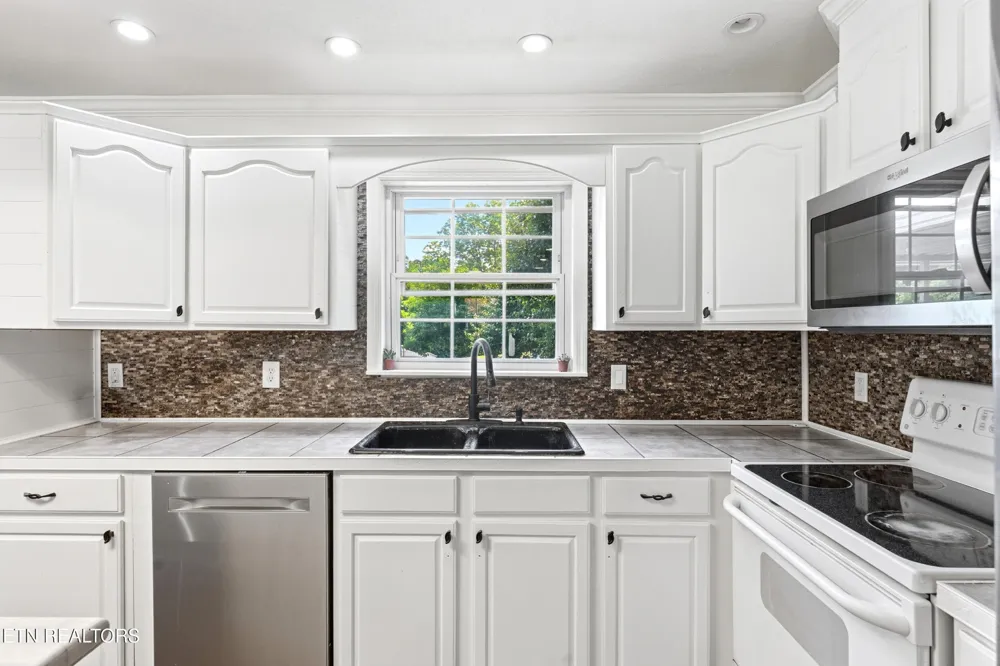 300 Lindner Lane Lenoir City, TN 37772
