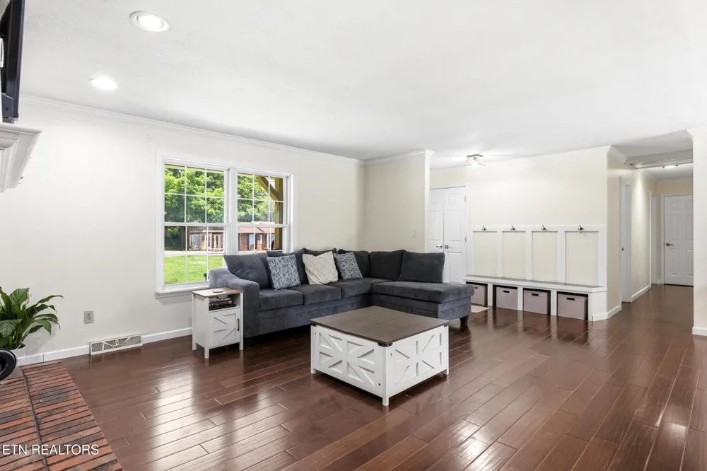 300 Lindner Lane Lenoir City, TN 37772
