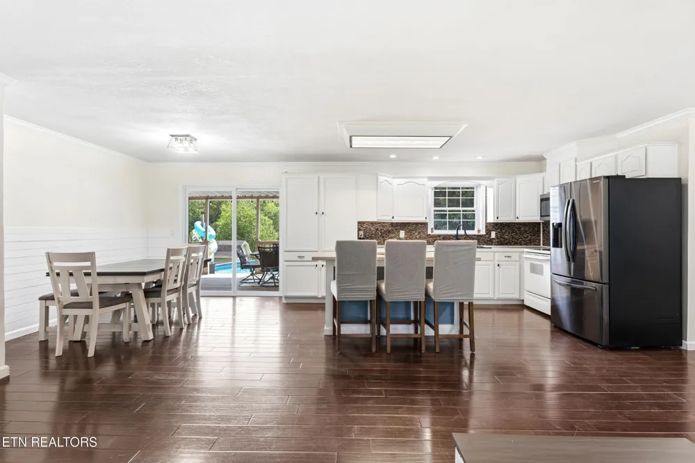 300 Lindner Lane Lenoir City, TN 37772