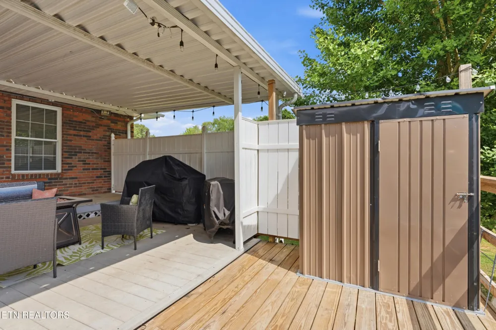 300 Lindner Lane Lenoir City, TN 37772
