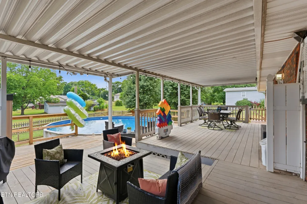 300 Lindner Lane Lenoir City, TN 37772