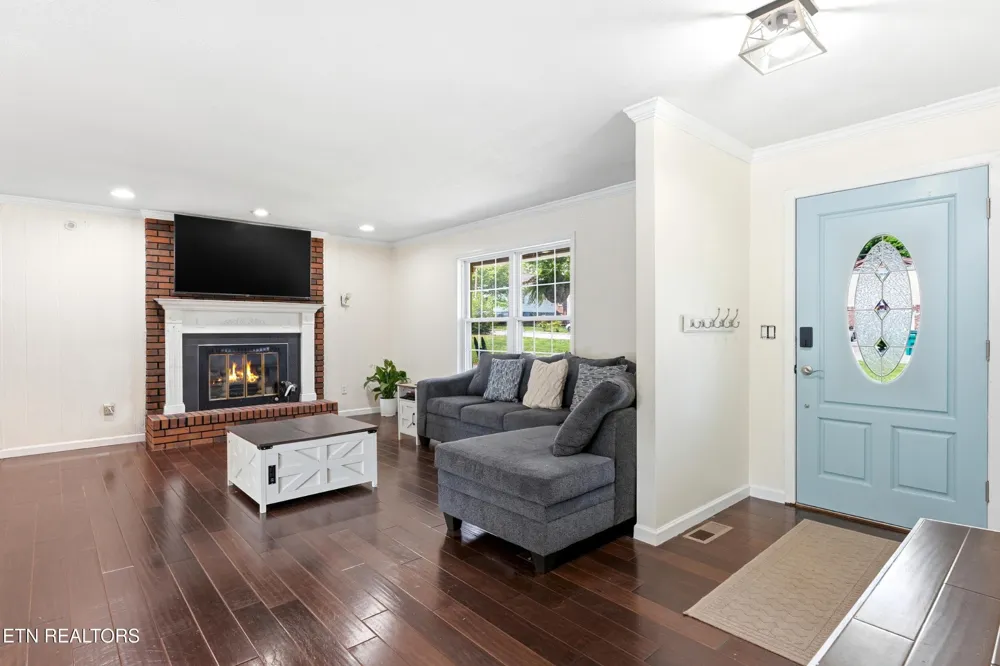 300 Lindner Lane Lenoir City, TN 37772