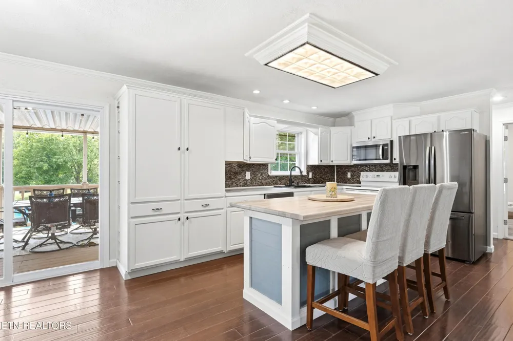 300 Lindner Lane Lenoir City, TN 37772