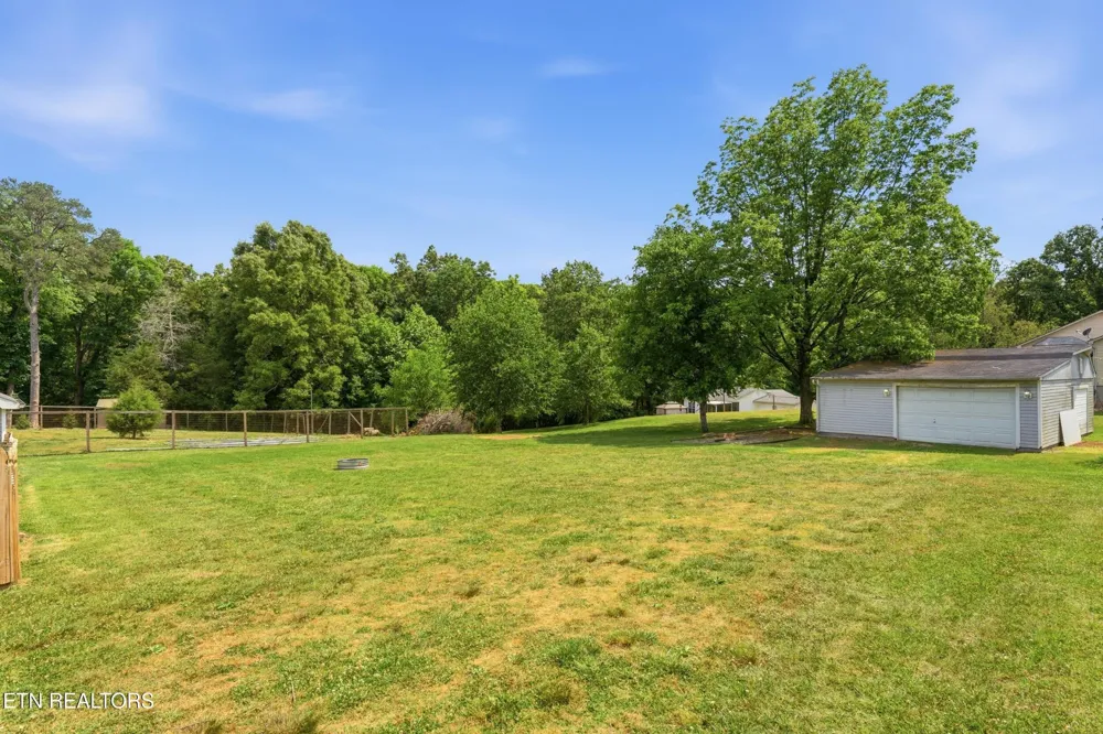 300 Lindner Lane Lenoir City, TN 37772