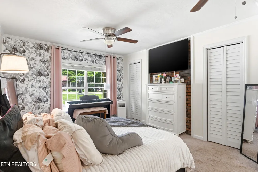 300 Lindner Lane Lenoir City, TN 37772