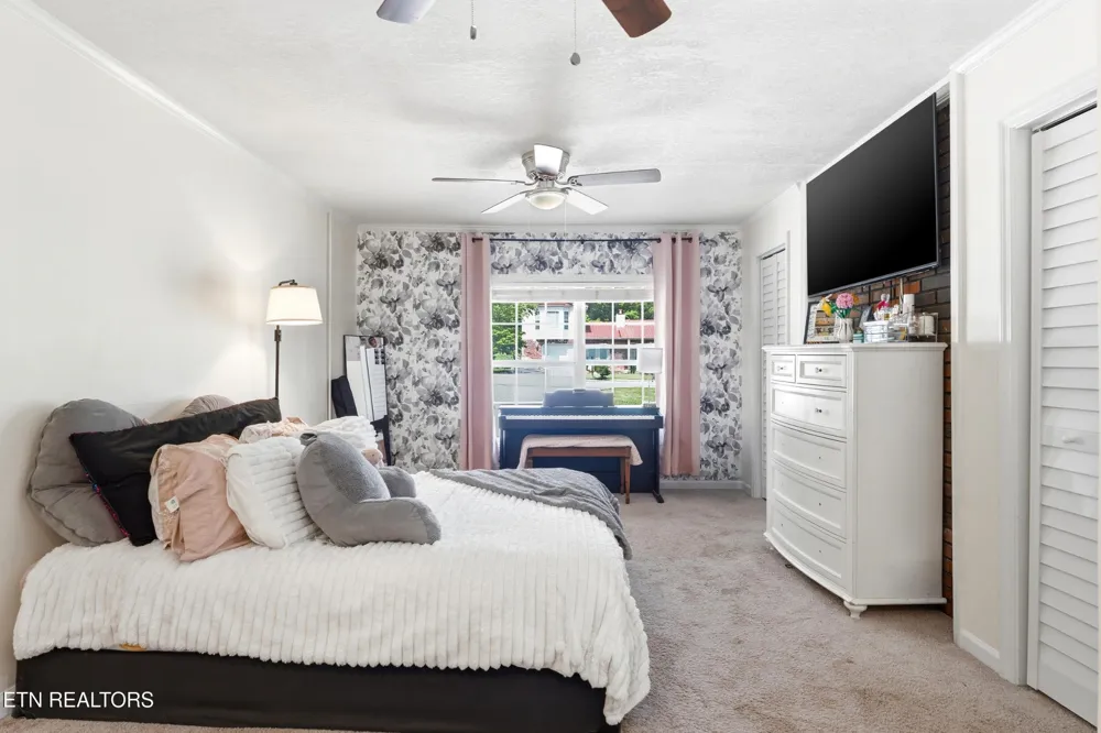 300 Lindner Lane Lenoir City, TN 37772