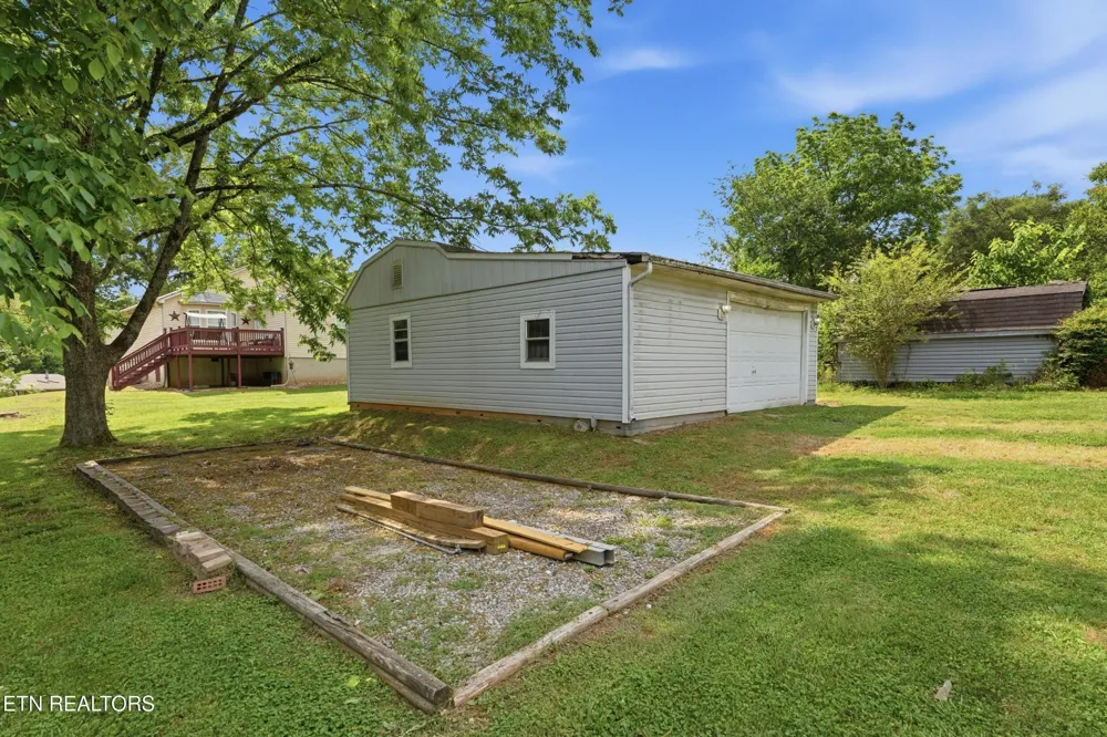 300 Lindner Lane Lenoir City, TN 37772