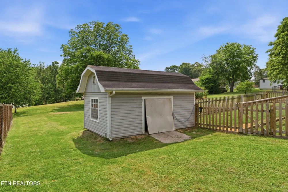 300 Lindner Lane Lenoir City, TN 37772