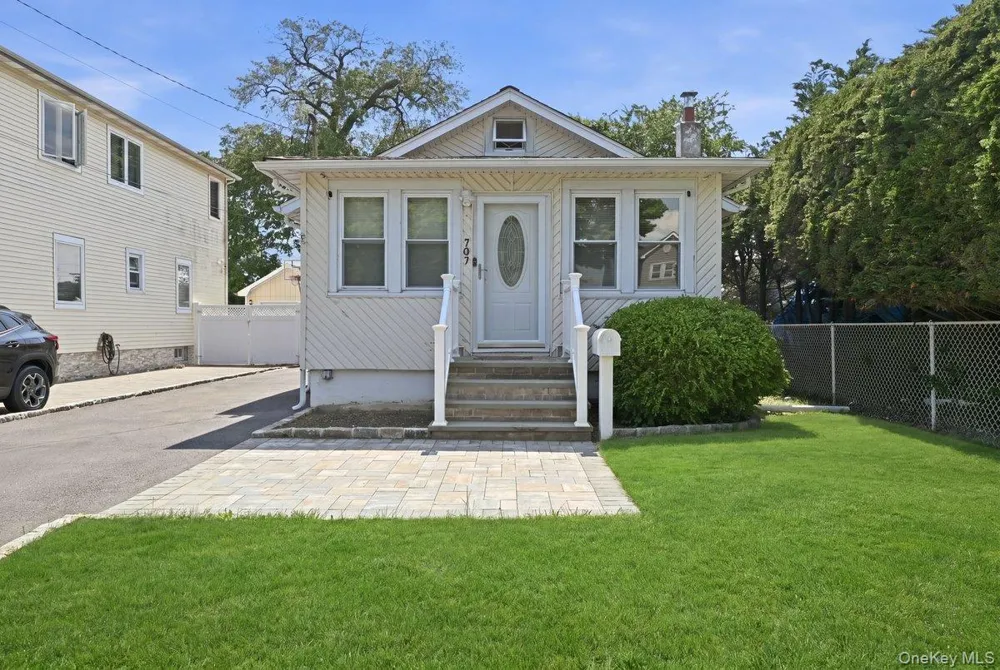 707 5th Street S Lindenhurst, NY 11757